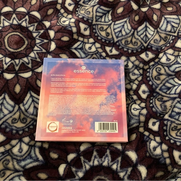 Essence Cosmetics Air Eyeshadow Palette - Picture 2 of 3